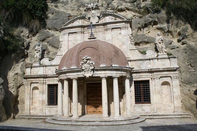 Facciata del tempietto di Sant'Emidio alle Grotte, Ascoli Piceno