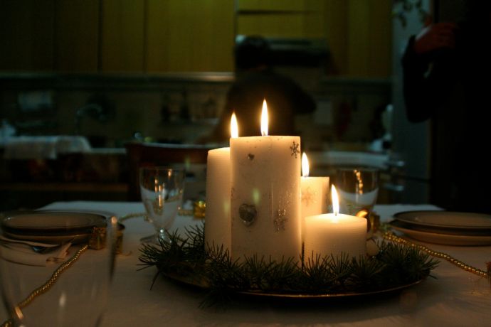 Tavola imbandita per natale con candele