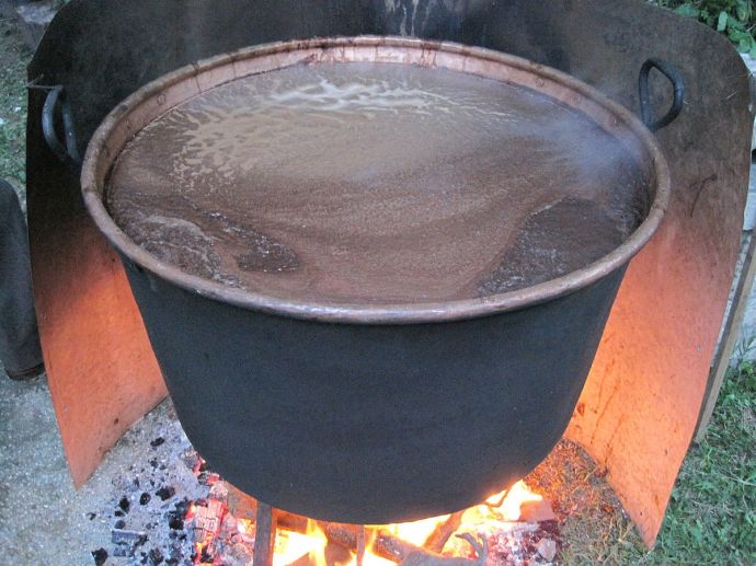 Il caldaro di rame dove viene bollito il mosto per preparare il vino cotto