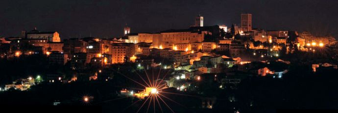 Vista notturna di Osimo