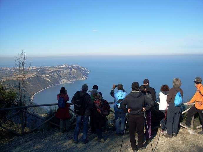 Gruppo di escursionisti sul Monte Conero