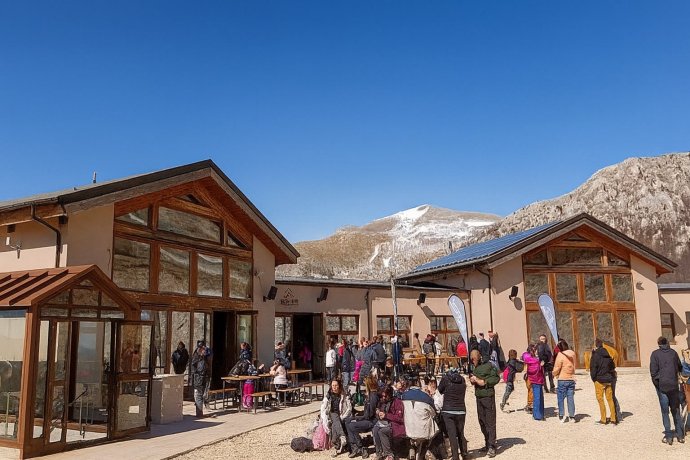 Frontignano 360, Ussita: Saliere – Sibillini Mountain Lounge con Monte Bove e tavoli esterni