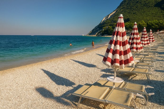 Spiaggia di Portonovo con ombrelloni sul litorale del Conero