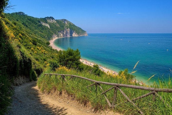 Sentiero verso la spiaggia di Mezzavalle, Conero: mare turchese, falesie e natura