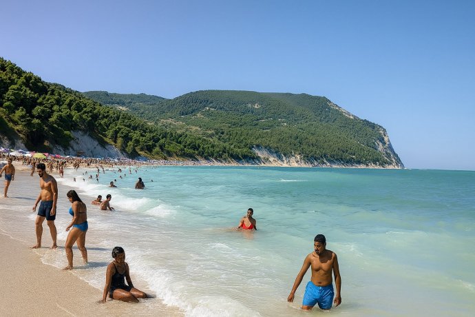 Spiaggia San Michele a Sirolo con mare turchese, falesie bianche e pineta sul Conero.