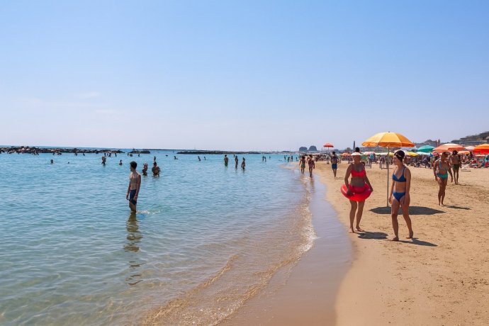 Fontespina a Civitanova Marche: spiaggia sabbiosa, acqua bassa e limpida, frangiflutti.