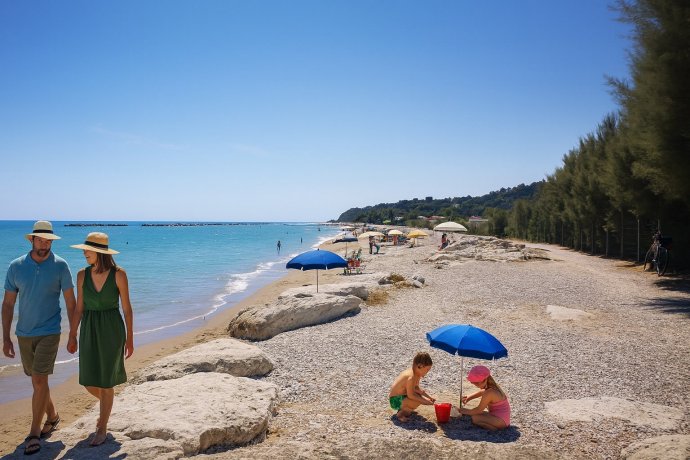 Marina Palmense: mare turchese, scogli bianchi, ombrelloni e bambini che giocano sotto parasole blu.