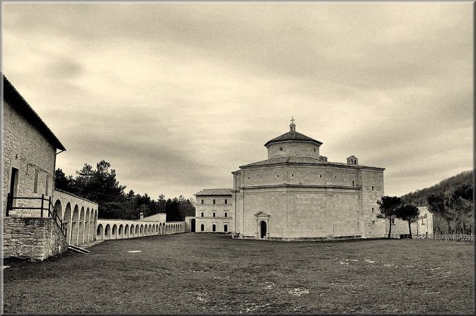 Foto in bianco e nero del Santuario di Macereto