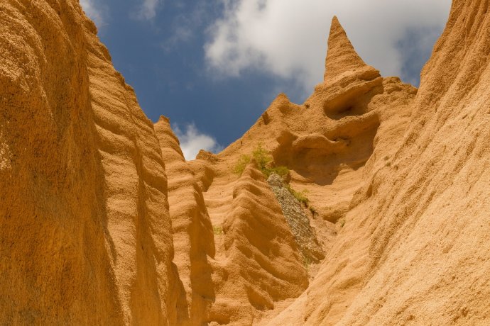 Pareti rocciose rosse e pinnacoli delle Lame Rosse di Fiastra