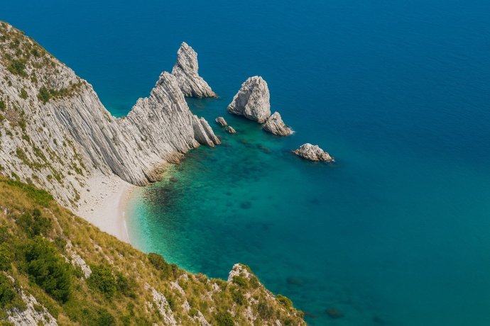 Scogli delle Due Sorelle al Conero visti dal Passo del Lupo, mare turchese dell’Adriatico