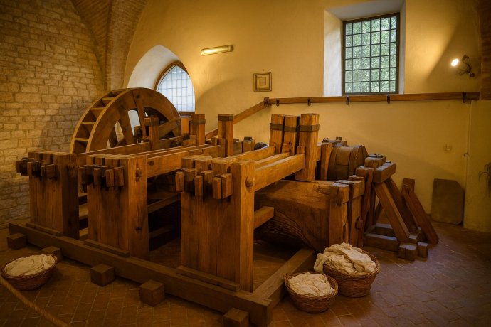 Macchinario storico per la produzione della carta a Fabriano esposto in museo.