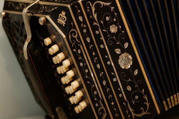 Primo piano di fisarmonica decorata artigianale, simbolo di Castelfidardo.