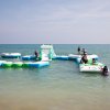 Un percorso galleggiante con persone in mare.