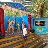 Bambini ballano in costume su un palco all'aperto.