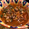 Zuppa di pesce in ciotola colorata.