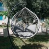 Sedia sospesa in giardino verde.