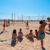 Bambini che giocano a beach volley.
