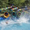 Scivoli d'acqua colorati che terminano in una piscina con grandi schizzi.