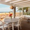 Veranda con vista mare e ombrelloni gialli.