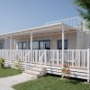 Cabina bianca con veranda e giardino.
