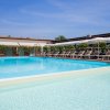 Una piscina scoperta con sedia a sdraio su un lato.